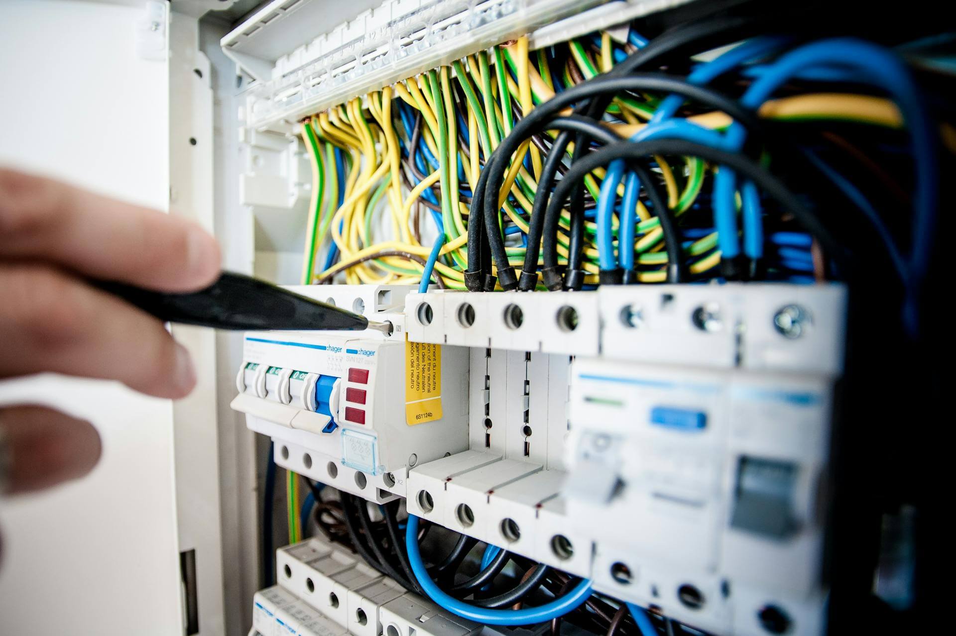 Técnico trabalhando em painel elétrico