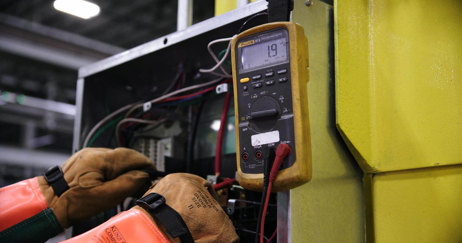 Técnico realizando diagnóstico de instrumentação em painel