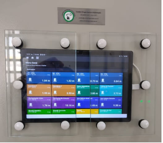Tablet com dashboard de monitoramento em painel