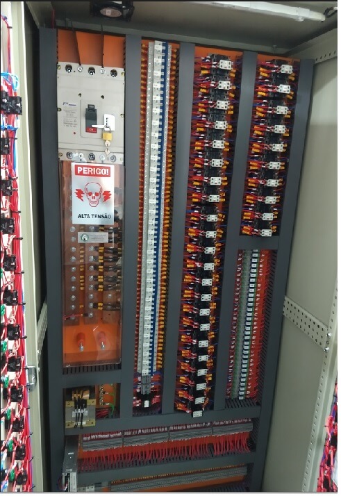 Componentes de alta tensão e segurança em painel elétrico