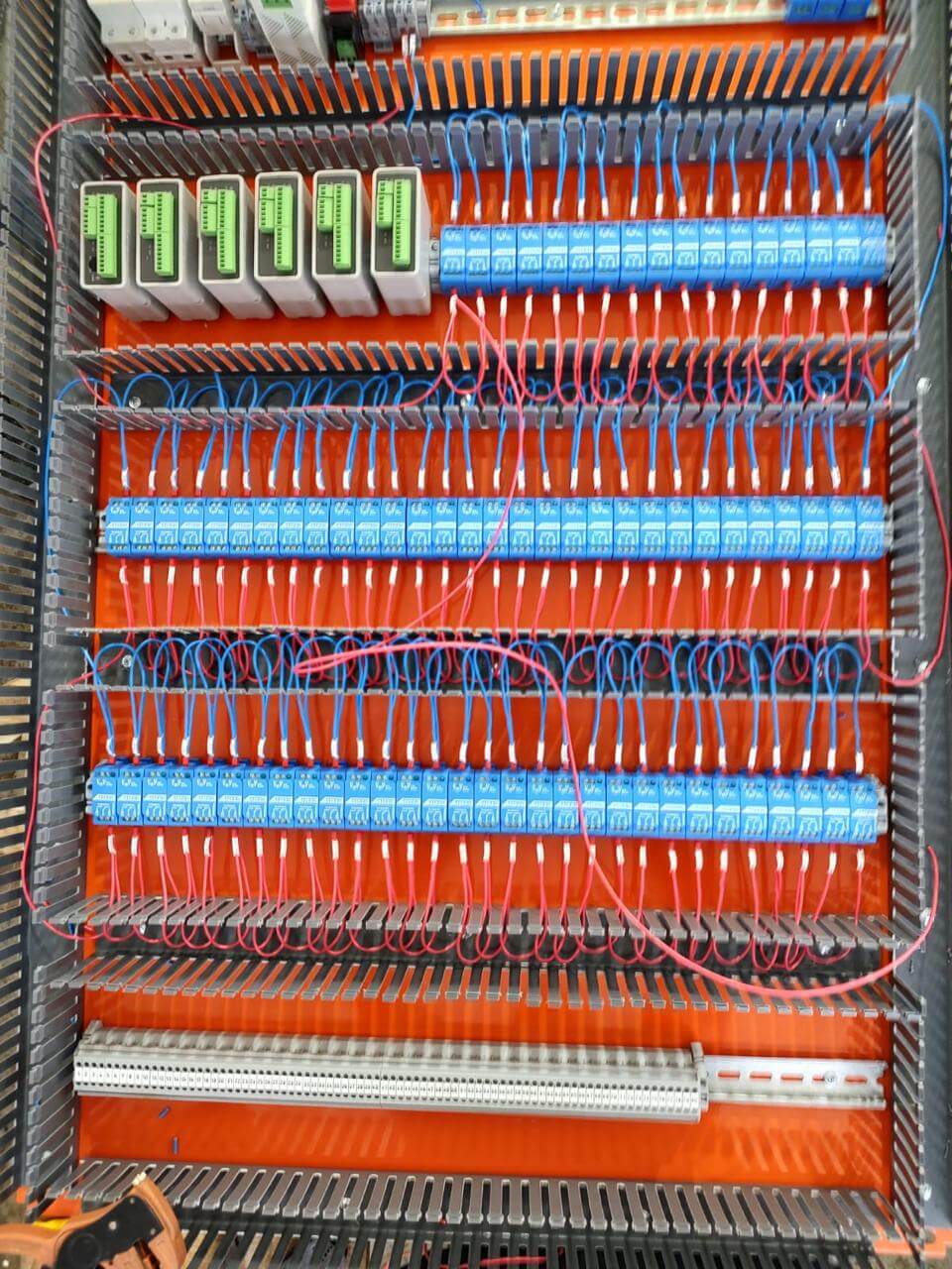 Detalhe da organização e fiação interna de um quadro elétrico