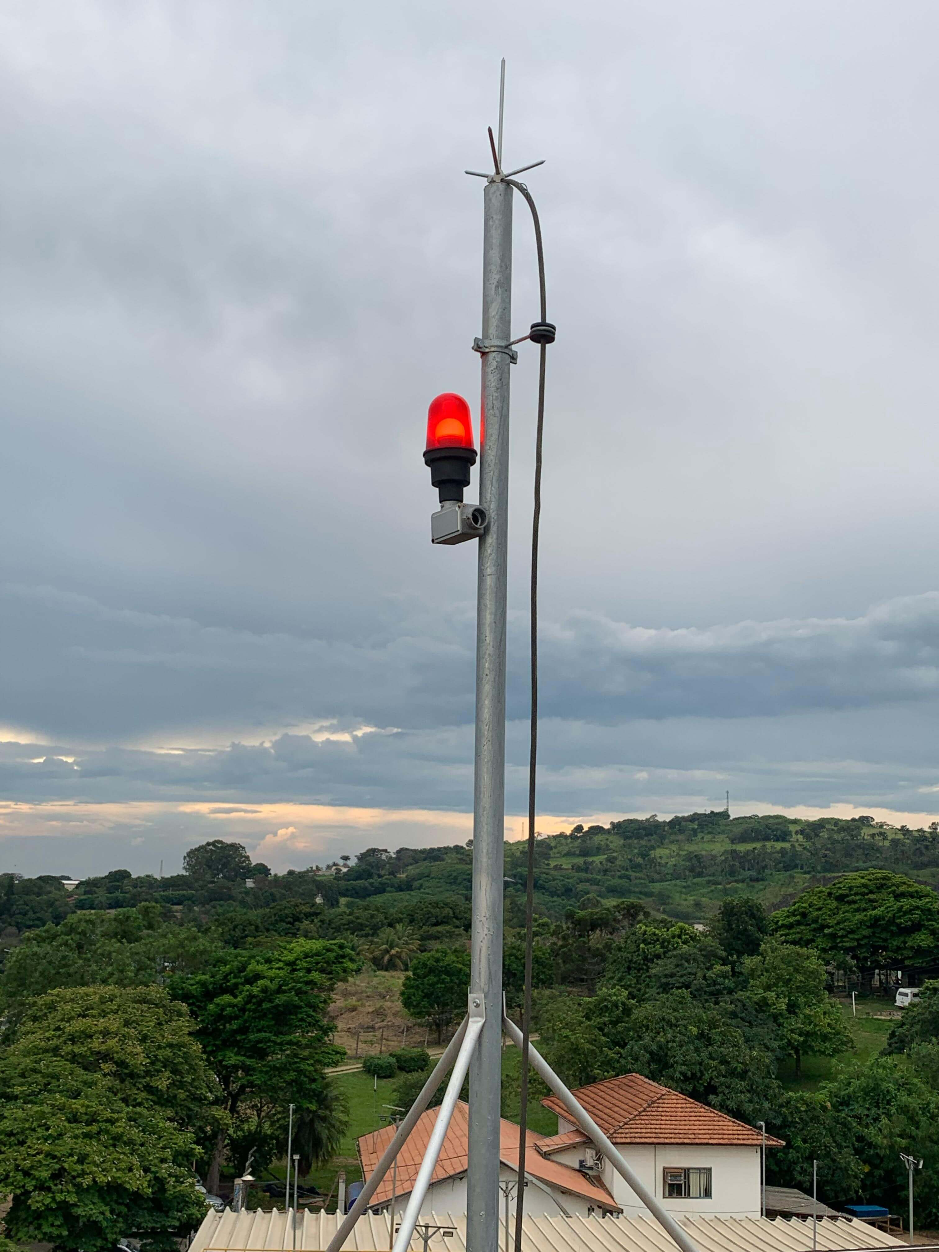 Detalhe do para-raios com luz de sinalização
