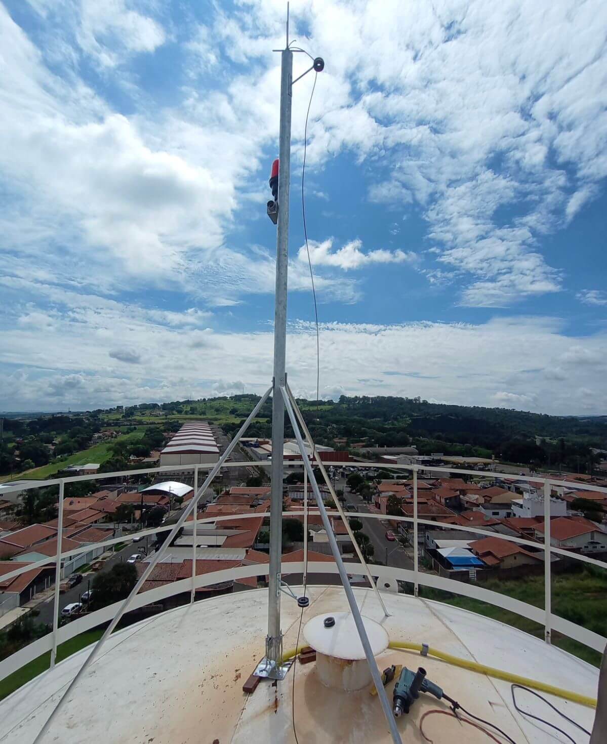 Instalação de sistema SPDA no topo de um reservatório