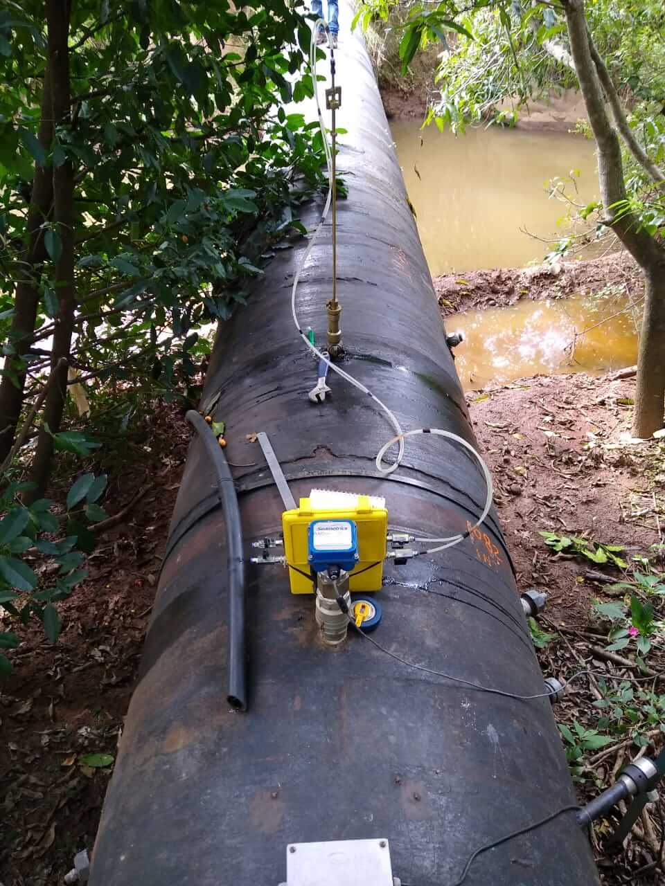 Medidor de vazão instalado em campo